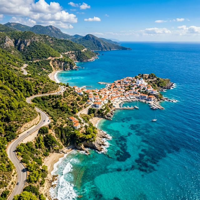 Malerische Küstenlandschaft mit türkisblauem Meer und idyllischem Dorf